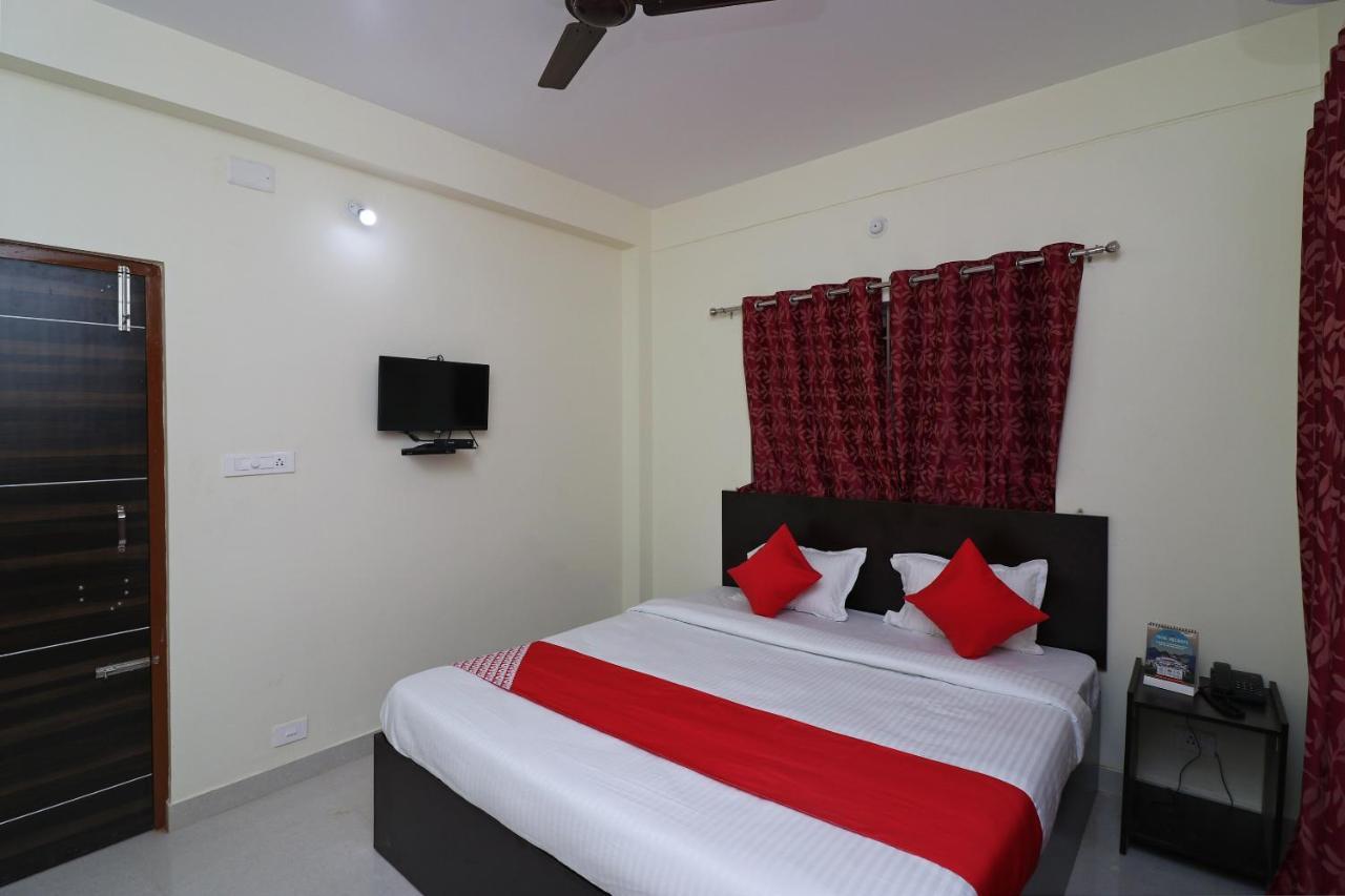 Oyo Hotel Ayush Palace Cuttack Bagian luar foto