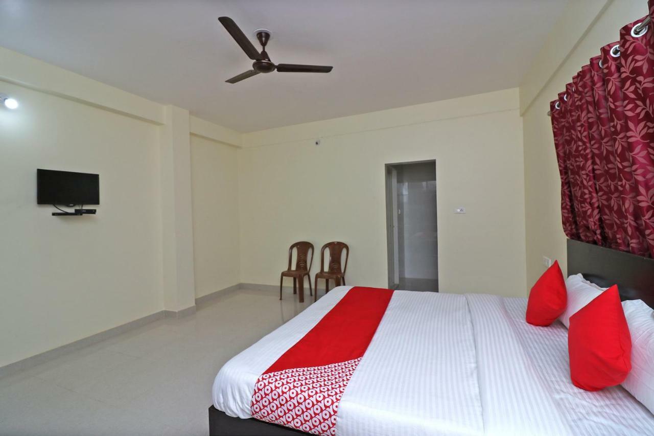 Oyo Hotel Ayush Palace Cuttack Bagian luar foto